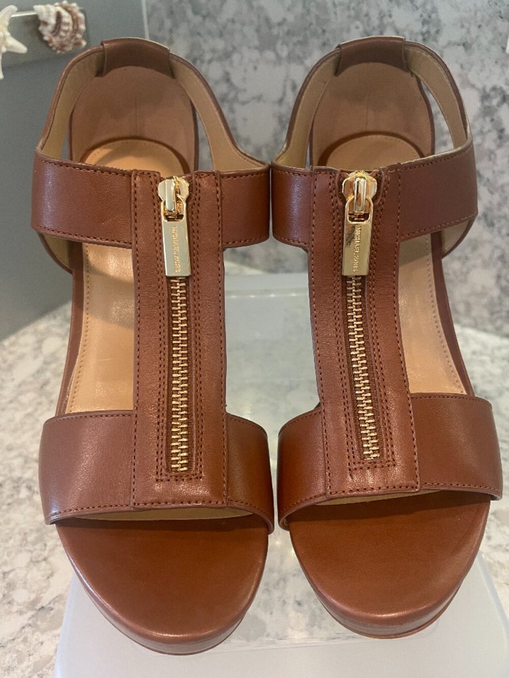 MICHAEL KORS BERKLEY PLATFORM T-STRAP ZIPPERED SANDAL BROWN LEATHER SIZE 7 NWOB